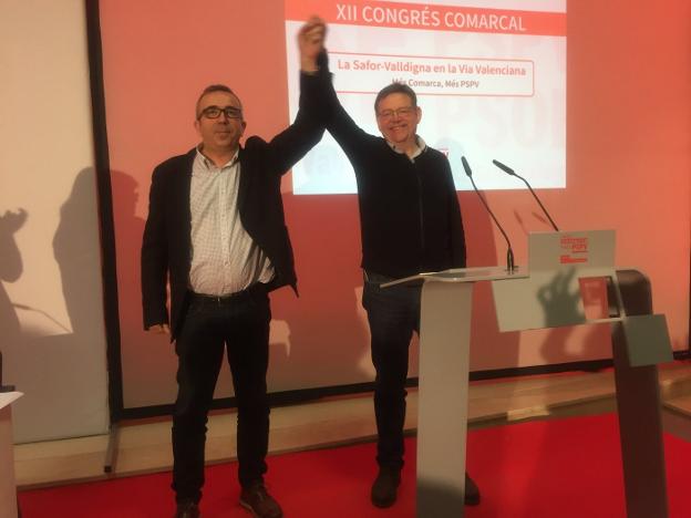 Salvador Femenía y Ximo Puig levantan los brazos tras la proclamación del primero como secretario general comarcal. 