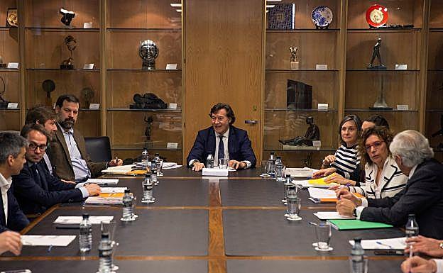 El presidente del CSD, José Ramón Lete, en el centro, durante la reunión de hoy.