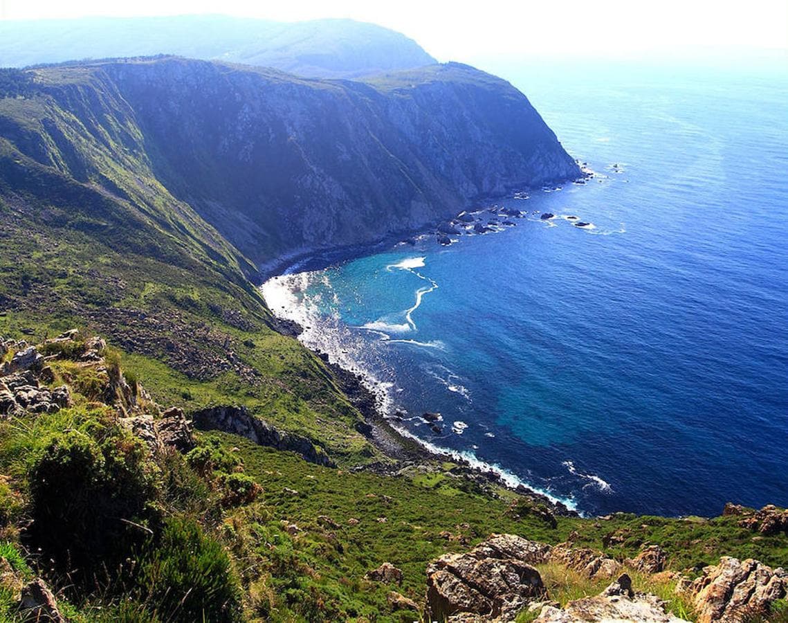 Entre Cedeira y Cariño (A Coruña), encontramos los acantilados de Vixía de Herbeira, lque con 615 metros de altiura, se sitúan en la cima de fos más elevados sobre el nivel del mar de la Europa continental. 