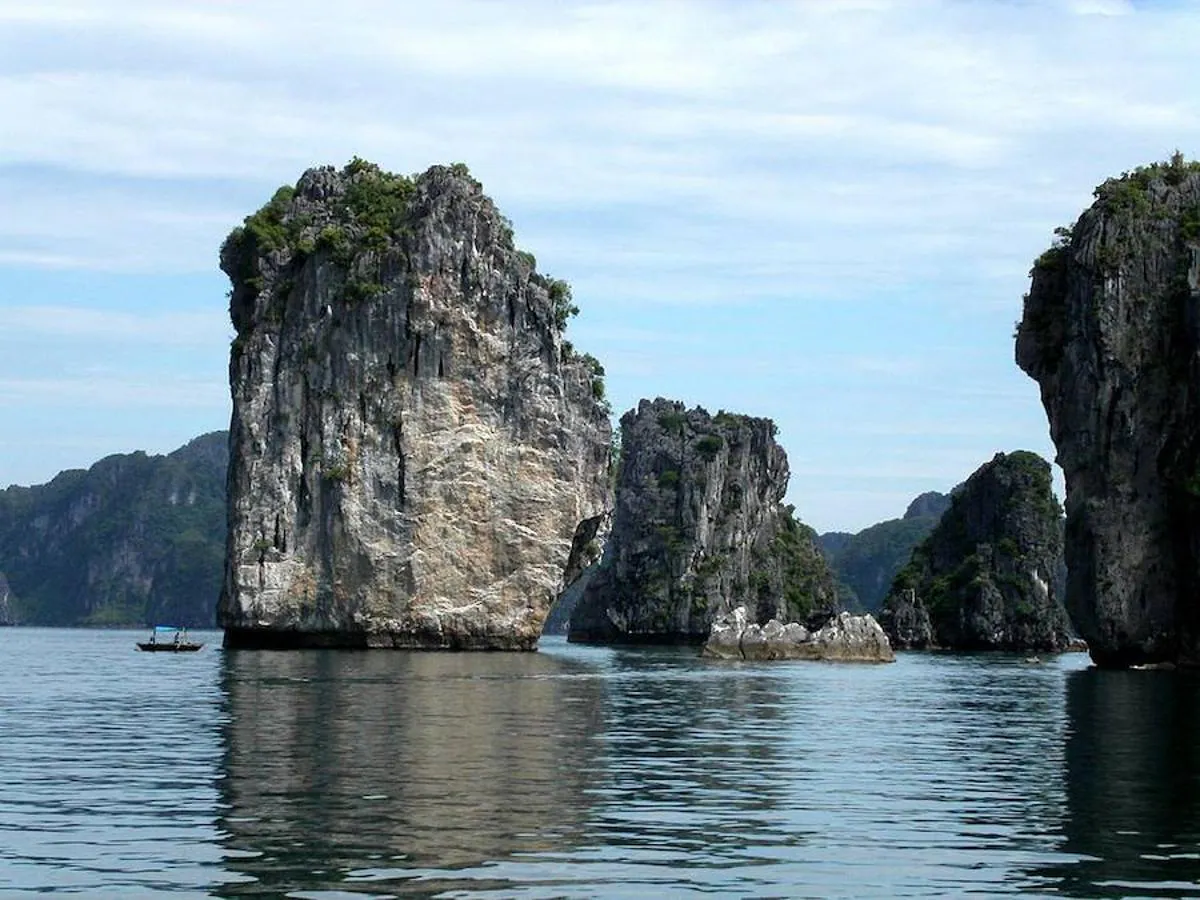 La Bahía de Ha Long. Situada al nordeste de Vietnam, se compone de, aproximadamente, dos mil islas de piedra caliza e impresionates formas que brotan sobre las aguas del Mar de China.