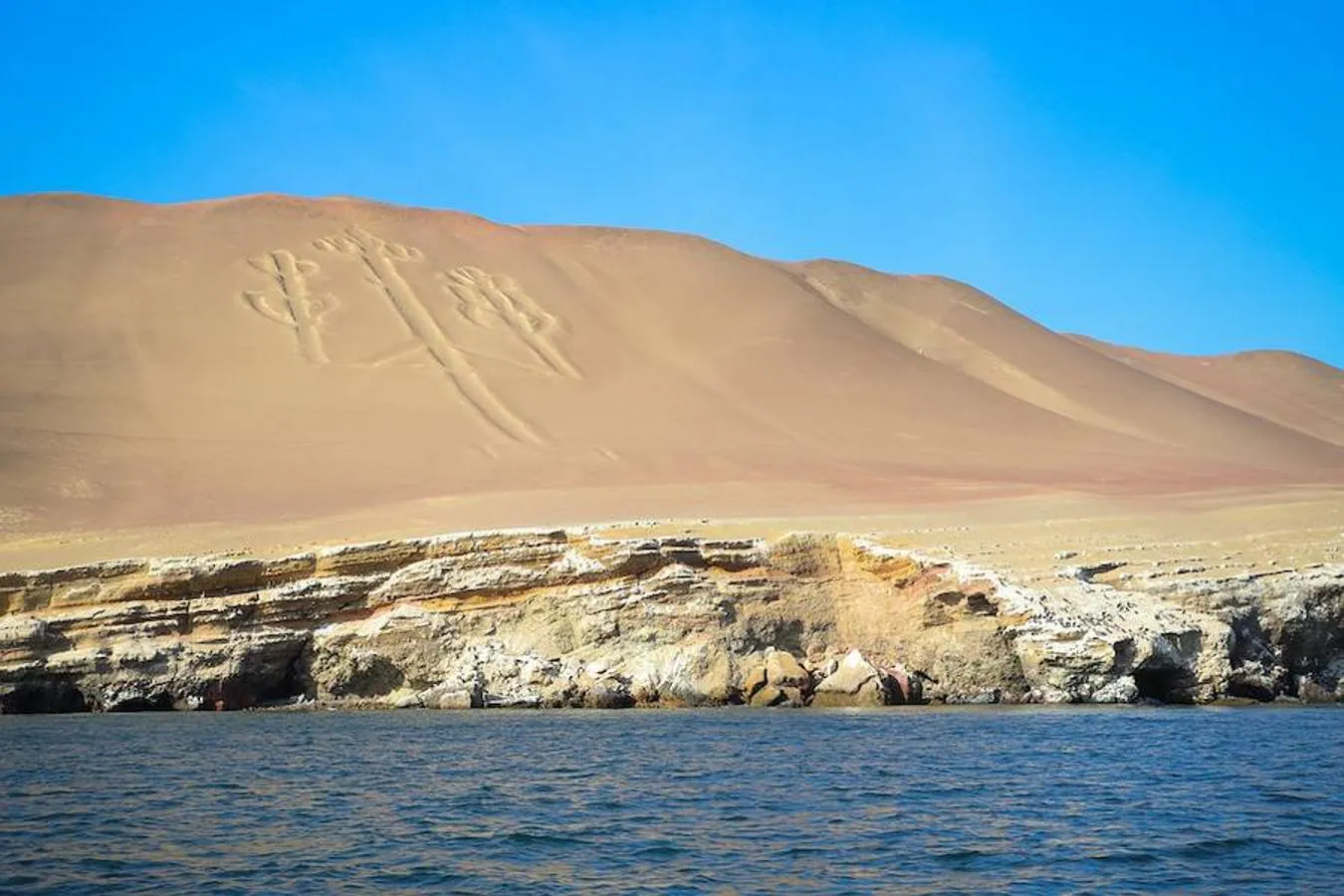 Los acantilados del mar de Paracas se pueden localizar dentro de los límites de la Reserva Nacional de la península, que se extiende a lo largo de la costa central de Perú.