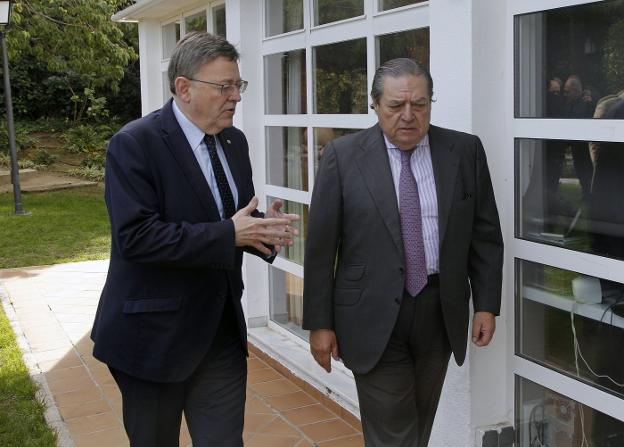Ximo Puig y Vicente Boluda ayer antes de iniciar la reunión del presidente con AVE en Alicante. 