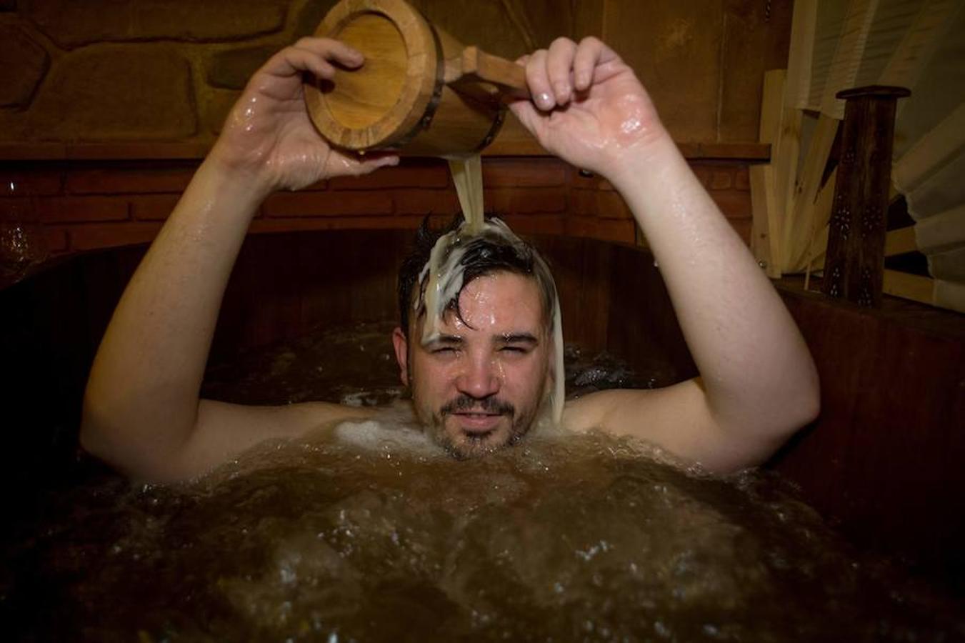 Granada acaba de inaugurar el primer spa de cerveza que se crea en España. Este nuevo concepto de balneario permite al visitante disfrutar de una 'birra' y una tapa tradicional mientras cuida su cuerpo. En las instalaciones es posible recibir masajes y tratamientos de relajación y belleza dentro de la misma línea de productos. 