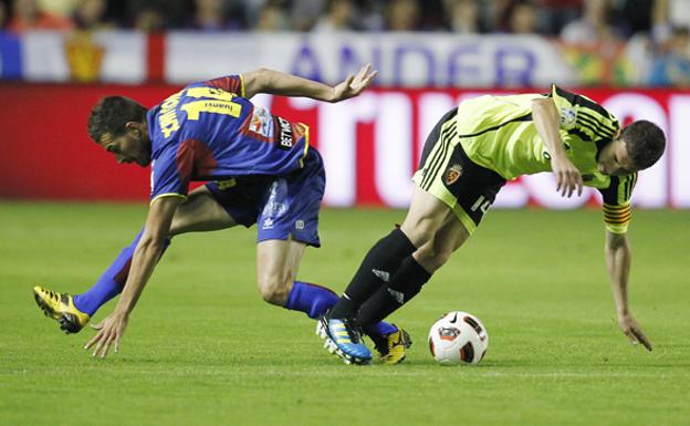 Una acción del partido Levante-Zaragoza de mayo de 2011.