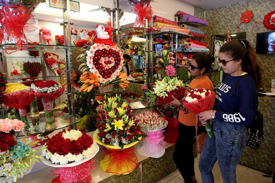 Las muestras de cariño recorren cada rincón del planeta. Besos robados, pedidas de matrimonio a los pies de la Torre Eiffel y decenas de bodas masivas en India, Filipinas y Tailandia. Hoy, como cada 14 de febrero, el mundo se ha rendido al amor.