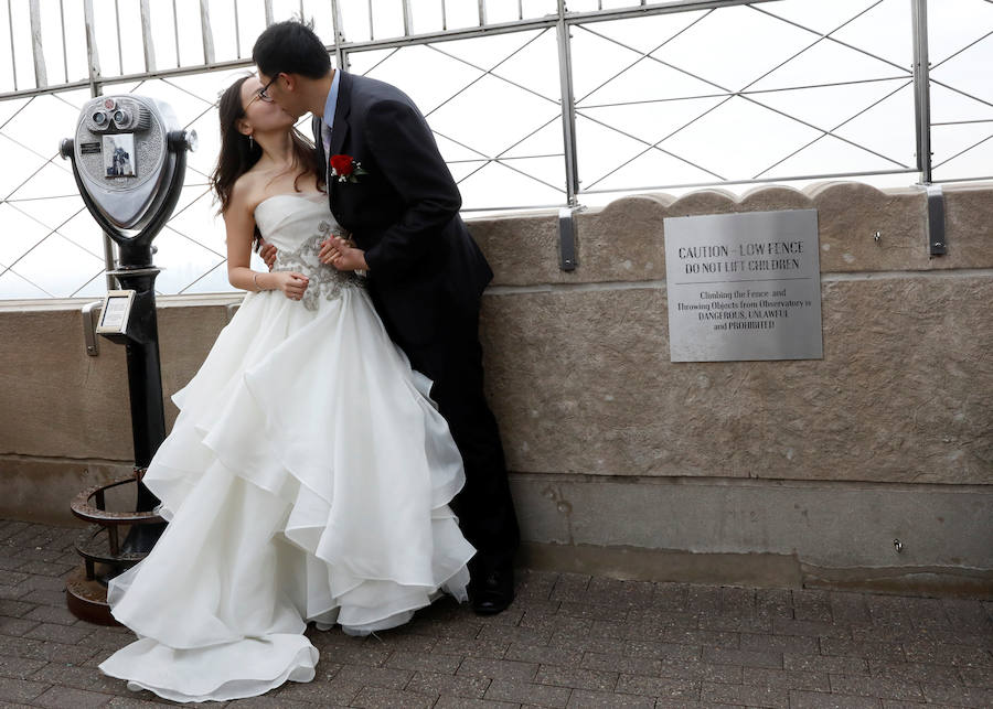 Las muestras de cariño recorren cada rincón del planeta. Besos robados, pedidas de matrimonio a los pies de la Torre Eiffel y decenas de bodas masivas en India, Filipinas y Tailandia. Hoy, como cada 14 de febrero, el mundo se ha rendido al amor.
