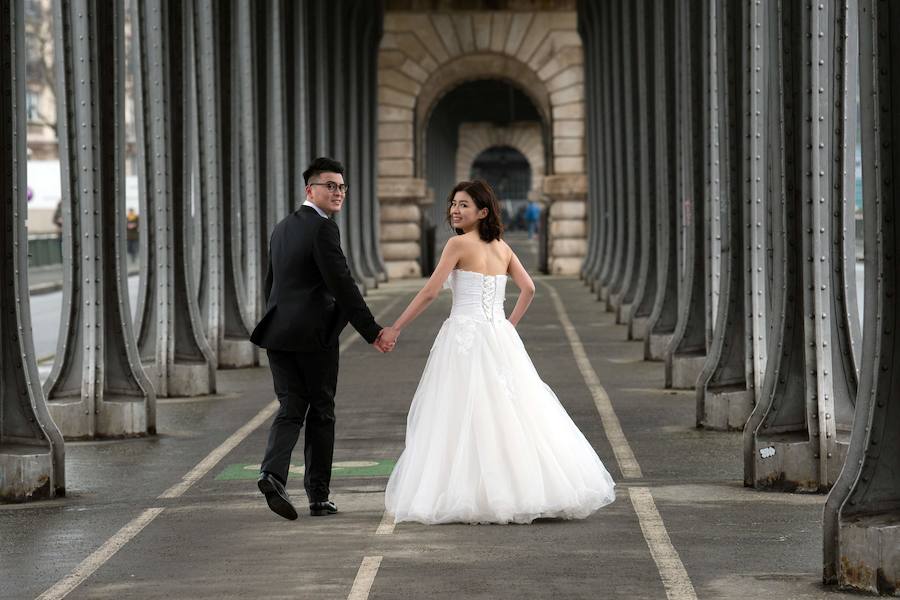 Las muestras de cariño recorren cada rincón del planeta. Besos robados, pedidas de matrimonio a los pies de la Torre Eiffel y decenas de bodas masivas en India, Filipinas y Tailandia. Hoy, como cada 14 de febrero, el mundo se ha rendido al amor.
