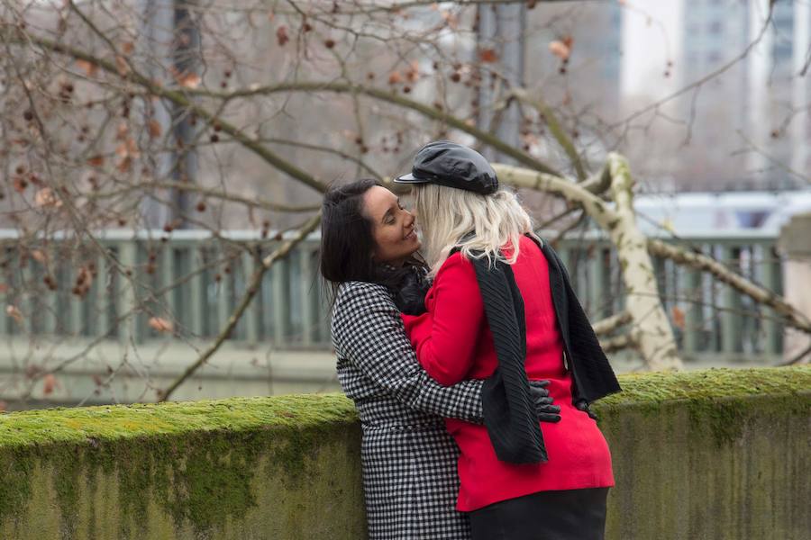 Las muestras de cariño recorren cada rincón del planeta. Besos robados, pedidas de matrimonio a los pies de la Torre Eiffel y decenas de bodas masivas en India, Filipinas y Tailandia. Hoy, como cada 14 de febrero, el mundo se ha rendido al amor.