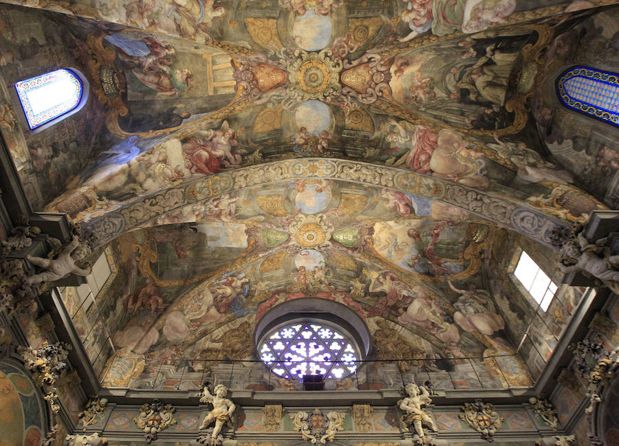 La iglesia de San Nicolás, considerada "la Capilla Sixtina valenciana" tras su recuperación pictórica y estructural de los últimos años, luce ya la restauración y el reagrupamiento cronológico también de su Capilla de la Comunión, una obra del siglo XVIII que arrastraba décadas de deterioro. Los trabajos de restauración de la capilla han concluido tras nueve meses y una inversión de un millón de euros financiados por la Fundación Hortensia Herrero, que lleva invertidos ya 5,5 millones en los últimos seis años en esta iglesia. La Capilla de la Comunión data de 1760 y aunque ha sido restaurada a principios del siglo XX, era "evidente su deterioro progresivo desde los años 30" y en ella pueden verse dos cúpulas sucesivas, "algo que no sucede en ninguna otra capilla valenciana". 