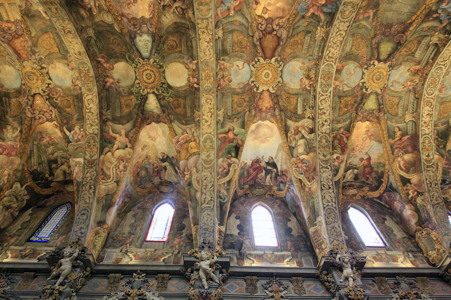 La iglesia de San Nicolás, considerada "la Capilla Sixtina valenciana" tras su recuperación pictórica y estructural de los últimos años, luce ya la restauración y el reagrupamiento cronológico también de su Capilla de la Comunión, una obra del siglo XVIII que arrastraba décadas de deterioro. Los trabajos de restauración de la capilla han concluido tras nueve meses y una inversión de un millón de euros financiados por la Fundación Hortensia Herrero, que lleva invertidos ya 5,5 millones en los últimos seis años en esta iglesia. La Capilla de la Comunión data de 1760 y aunque ha sido restaurada a principios del siglo XX, era "evidente su deterioro progresivo desde los años 30" y en ella pueden verse dos cúpulas sucesivas, "algo que no sucede en ninguna otra capilla valenciana". 