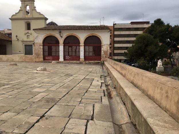  Daños en el firme. Las grietas y los agujeros en el patio dañado de Los Silos son la causa de los encharcamientos y las filtraciones en los depósitos históricos. 