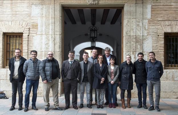 Amigó y Altur, junto a alcaldes y concejales de la comarca, en Catarroja. 