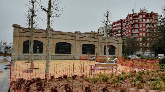 Una de las naves que se destinará a equipamiento público, rodeada por el nuevo jardín. 