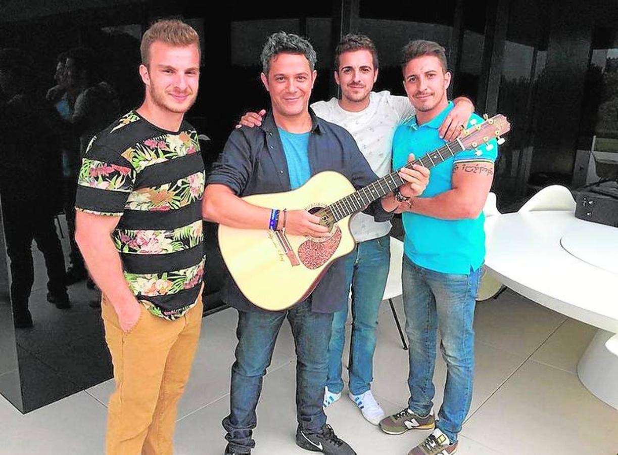 Los hermanos Broseta con Alejandro Sanz y su guitarra. 