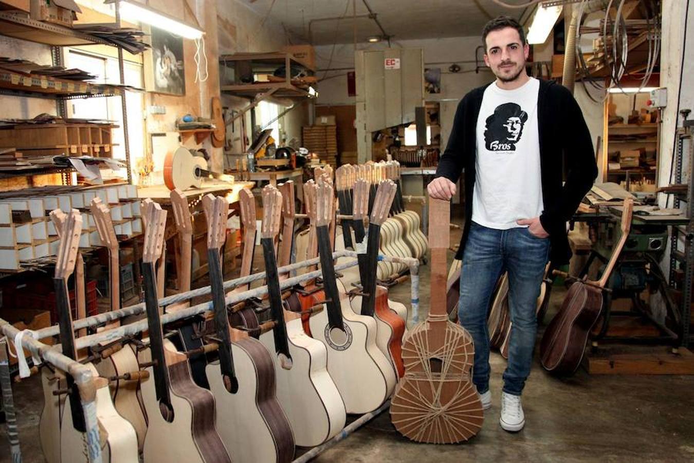 Adam Broseta junto a las guitarras que están haciendo en la fábrica de Gata.