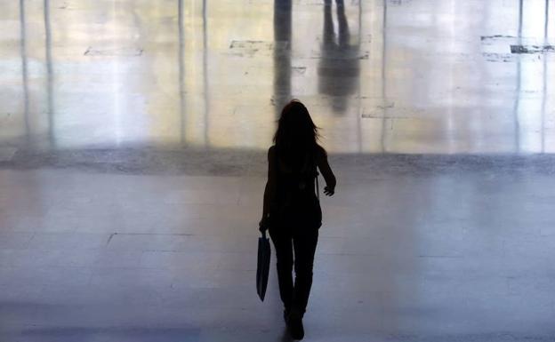 Una mujer pasea por el hall del IVAM
