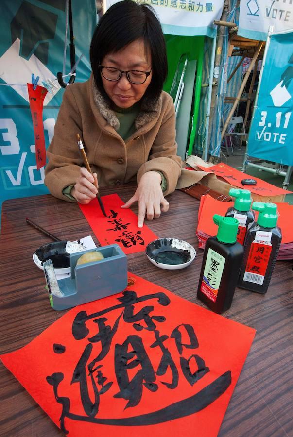 El Año Nuevo Chino es la fiesta tradicional más importante del país asiático y se celebra cada 16 de febrero. Tradición, color y fuegos artificiales protagonizan una de las celebraciones más multitudinarias del mundo. La comunidad china en la actualidad concentra la quinta parte de la población mundial. 