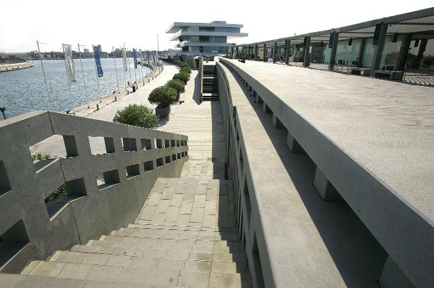 El canal de acceso a la dársena interior, visto desde la Marina norte. 