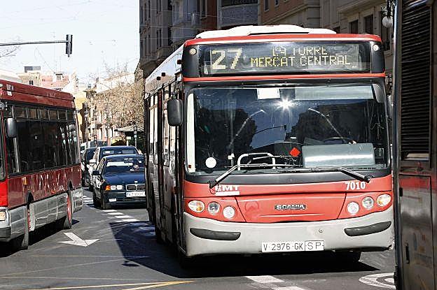 Autobuses de la EMT circulan por la ciudad de Valencia.