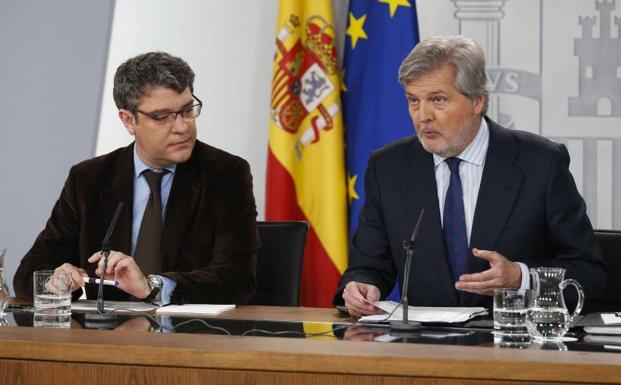 Los ministros Álvaro Nadal e Íñigo Méndez de Vigo comparecen este viernes tras el Consejo de Ministros.