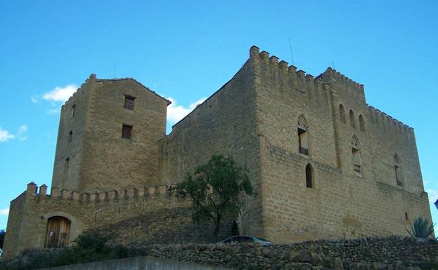 Imagen principal - 1. Vistas del castillo de La Todolella. 2. Sarañana, aldea medieval que pertenece a La Todolella. En el centro, el mini ayuntamiento visitable. 3. Bailarines representando la danza guerrera de La Todolella frente al castillo, símbolo de la localidad castellonense.