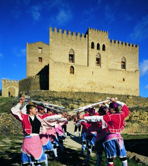 Imagen secundaria 2 - 1. Vistas del castillo de La Todolella. 2. Sarañana, aldea medieval que pertenece a La Todolella. En el centro, el mini ayuntamiento visitable. 3. Bailarines representando la danza guerrera de La Todolella frente al castillo, símbolo de la localidad castellonense.