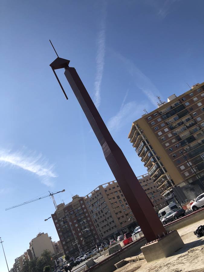 La popular Pantera Rosa, la fuente ubicada en la calle Filipinas de Valencia y obra de Miquel Navarro, es desde ayer la 'Pantera Roja'. Han finalizado los trabajos para pintarla y ya luce su nuevo color: un rojo oscuro casi granate muy similar al original, que nada tiene que ver con el rosa pálido y desgastado de los últimos años