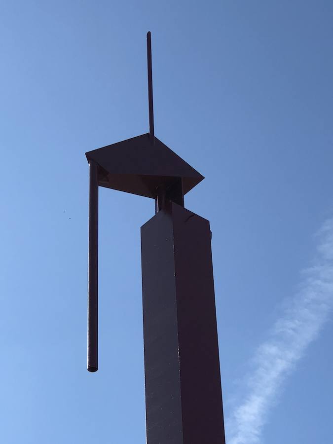 La popular Pantera Rosa, la fuente ubicada en la calle Filipinas de Valencia y obra de Miquel Navarro, es desde ayer la 'Pantera Roja'. Han finalizado los trabajos para pintarla y ya luce su nuevo color: un rojo oscuro casi granate muy similar al original, que nada tiene que ver con el rosa pálido y desgastado de los últimos años