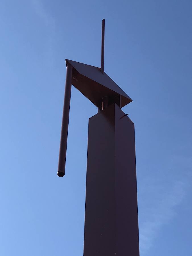 La popular Pantera Rosa, la fuente ubicada en la calle Filipinas de Valencia y obra de Miquel Navarro, es desde ayer la 'Pantera Roja'. Han finalizado los trabajos para pintarla y ya luce su nuevo color: un rojo oscuro casi granate muy similar al original, que nada tiene que ver con el rosa pálido y desgastado de los últimos años