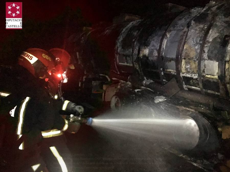 Fotos del incendio del camión que ha obligado a cortar la AP-7