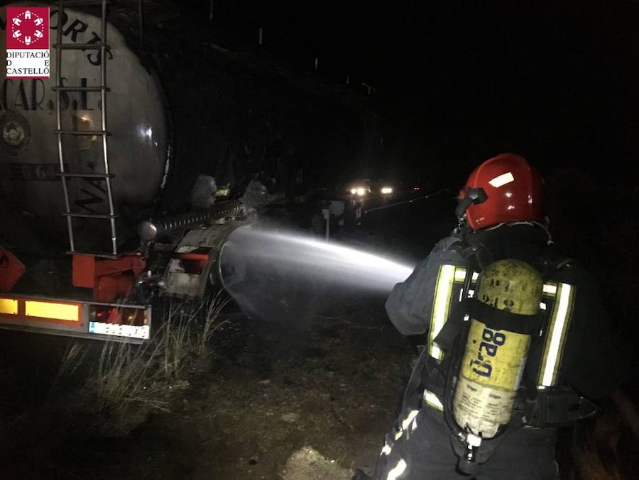 Fotos del incendio del camión que ha obligado a cortar la AP-7