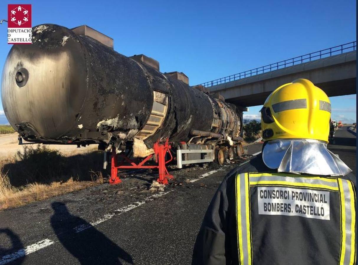 Fotos del incendio del camión que ha obligado a cortar la AP-7