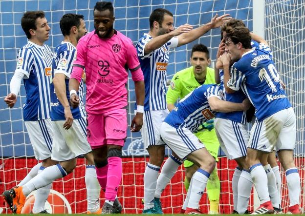 Oier y Doukouré lamentan uno de los goles en contra que los jugadores de la Real celebran. 