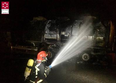Imagen secundaria 1 - Los bomberos controlan el incendio.
