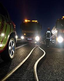 Imagen secundaria 2 - Los bomberos controlan el incendio.