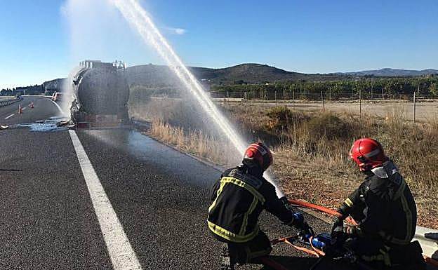 Imagen principal - Los bomberos controlan el incendio.
