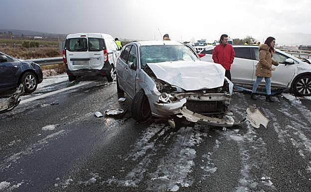 Imagen de archivo de un accidente múltiple.