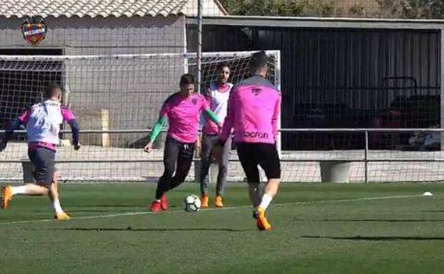 Tito se pasa por el entrenamiento del Levante