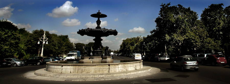 6.- Fuente de los Cuatro Elementos | Su ubicación original fue la plaza del Mercado, donde estaba instalada desde 1852. Más tarde, en 1875, se añadieron las figuras de los cuatro elementos (los surtidores con forma de niño) para ser trasladada en 1878 a la Alameda con motivo de la Feria de Julio de ese mismo año. En un primer momento se colocó a la altura del Puente del Mar y en 1933 se instaló, finalmente, junto al Puente de Aragón.