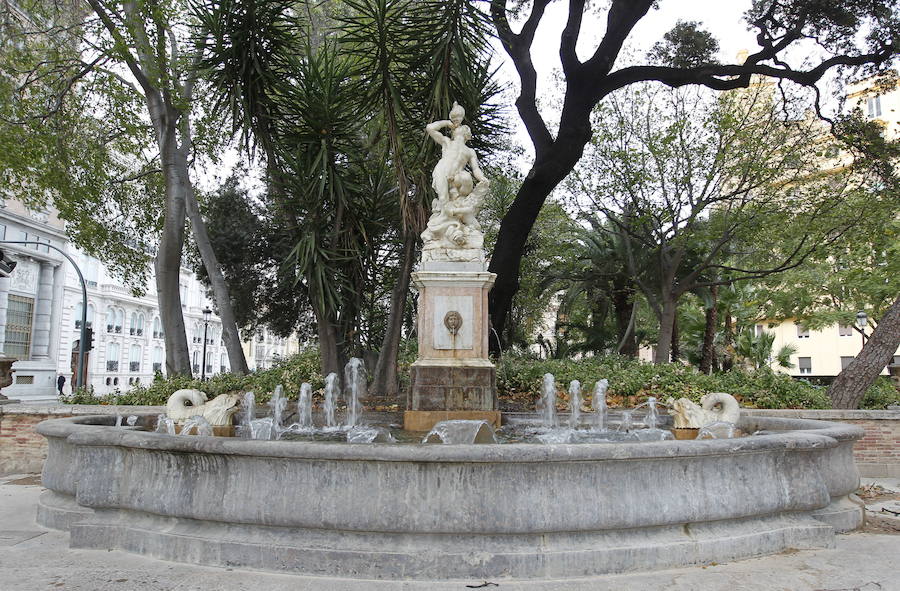 1.- Fuente del dios Tritón (Jardines de La Glorieta) | La fuente reutiliza una escultura barroca de Giacomo Antonio Ponzanelli que data del siglo XVII-XVIII. Aunque fue llevada a La Glorieta en el año 1833 se retiró un año después para volverse a colocar, en el año 1860, con su forma actual.