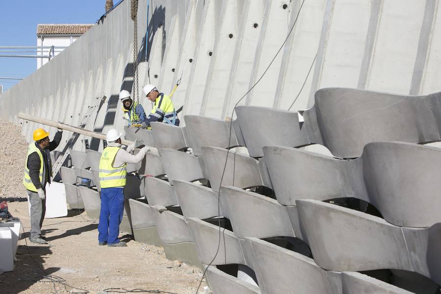 Uno de los elementos más llamativos del parque serán las 1.300 jardineras colgadas en un muro.