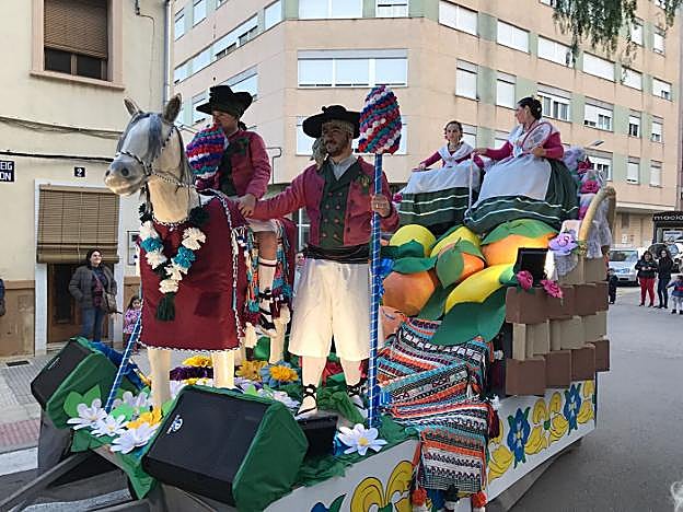 Las carrozas deslumbran en la cabalgata del ninot