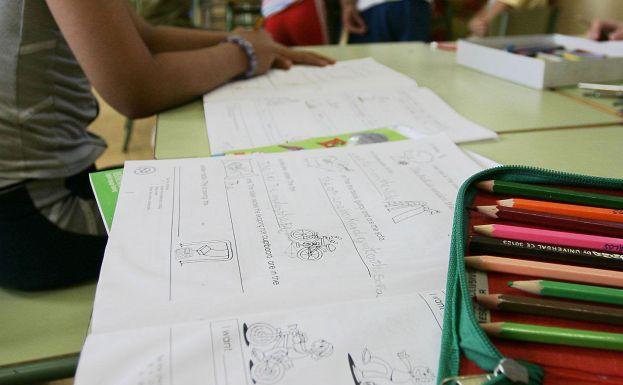 Una alumna realiza ejercicios de inglés.