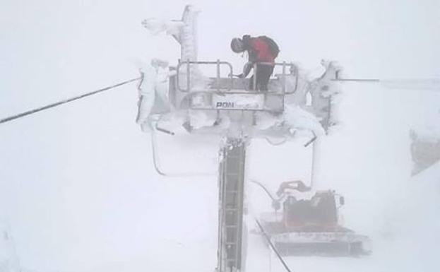 Los telesillas de la estación cántabra están sufriendo el temporal de viento y frío