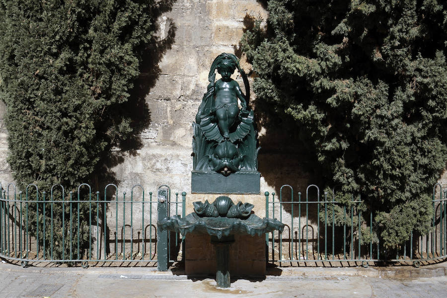 9.- Fuente de Santa María del Mar | Pintada de color verde, la fuente se encuentra adosada al muro exterior de la Iglesia de Santa María del Mar (en el Grao de Valencia). Fue colocada en este lugar en 1859 y proporcionaba agua potable al Grao en una época en que la única forma de abastecerse de agua era mediante pozos excavados en el suelo. 