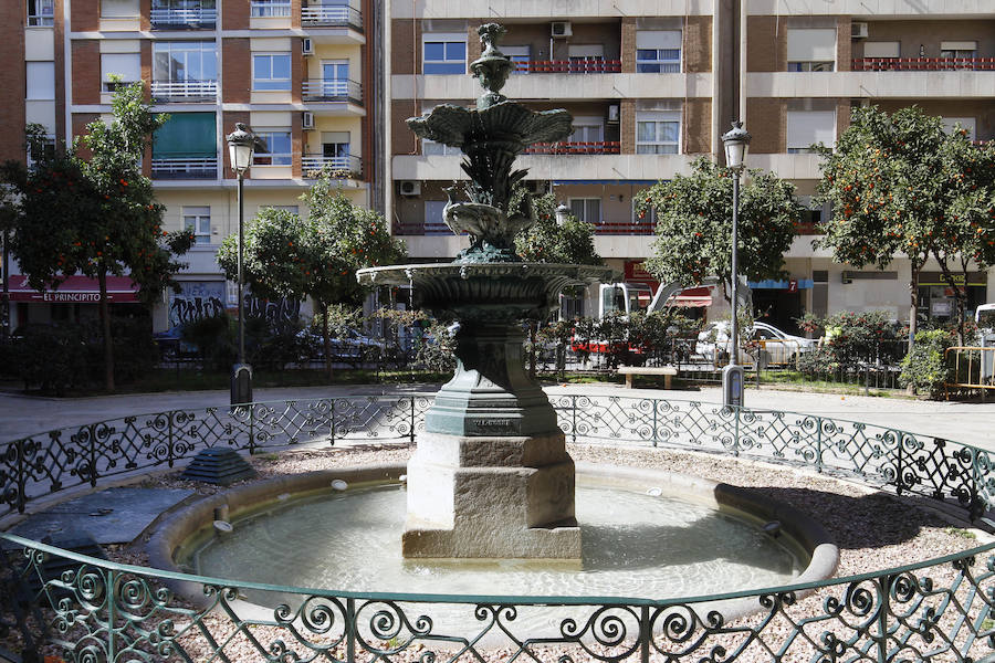 4.- Fuente de los somormujos | Está situada en la plaza de Vicente Iborra, a donde llegó en el año 1851. Se trata de una fuente de fundición en hierro, que se alza sobre un pedestal de piedra, y se compone de dos platos, el superior con forma de concha, vierte el agua sobre el inferior circular y más grande que el superior. A su vez este segundo plato vierte el agua a través de ocho mascarones a un estanque a nivel del suelo. Todo el conjunto está rodeado por una pequeña barandilla de hierro. 