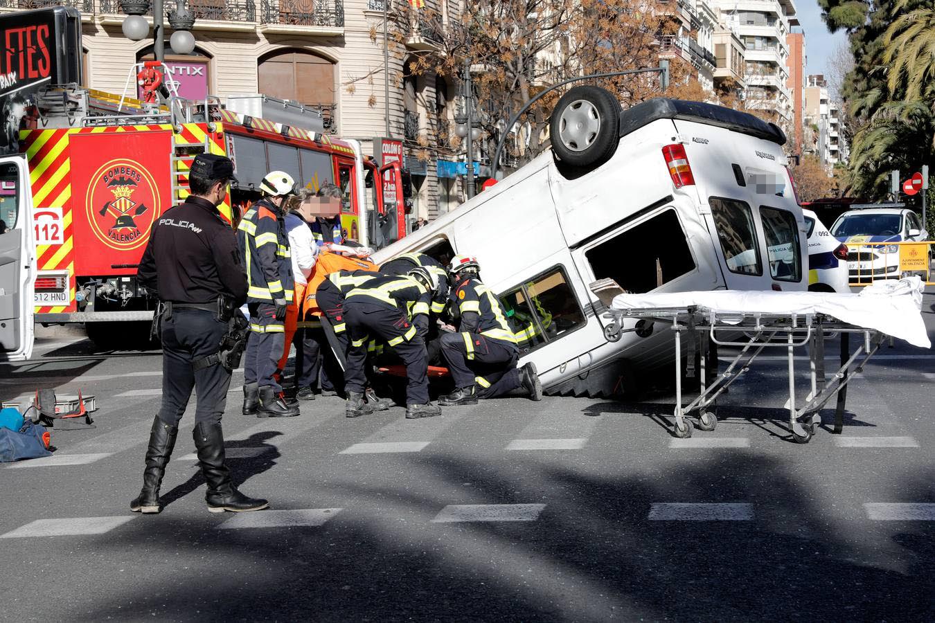 Dos personas han resultado herida en el vuelco de una furgoneta, tras chocar con un turismo en el cruce entre la Gran Vía Germanías y la calle Ruzafa, en Valencia.