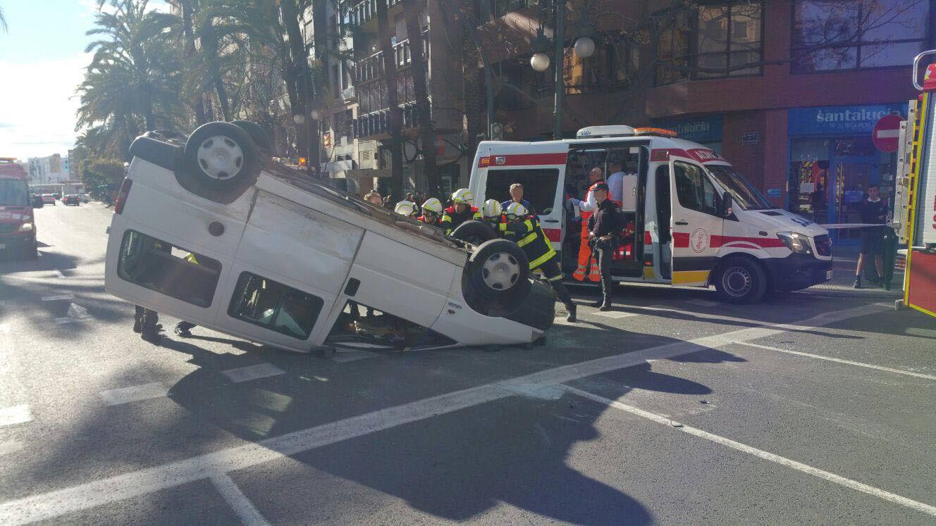 Dos personas han resultado herida en el vuelco de una furgoneta, tras chocar con un turismo en el cruce entre la Gran Vía Germanías y la calle Ruzafa, en Valencia.