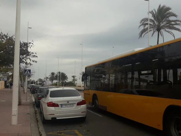 Un autobús de La Marina Gandiense circula por el paseo marítimo de la playa de Gandia. 