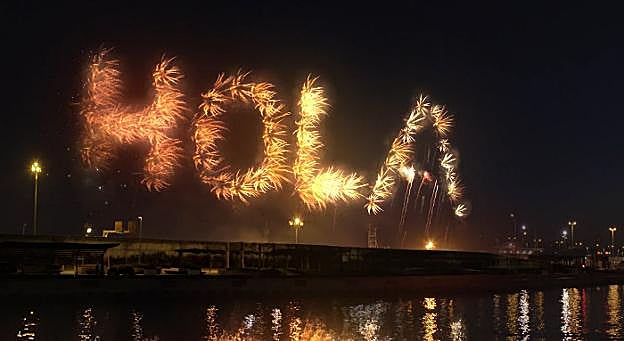 Disparo de fuegos artificiales de Ricardo Caballer que dibujan mensajes. 